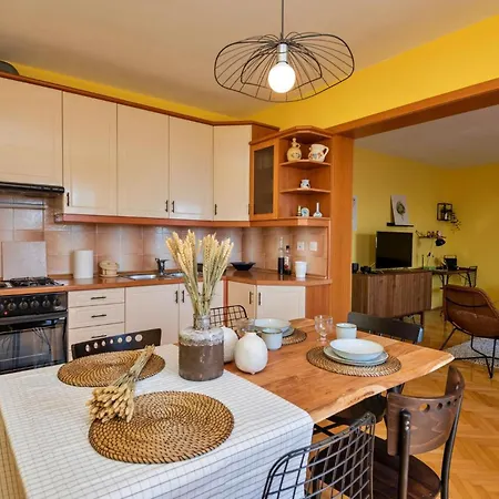 Three-bedroom In Lejlighed *