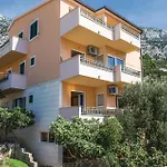 Three-bedroom In Διαμέρισμα Μακάρσκα