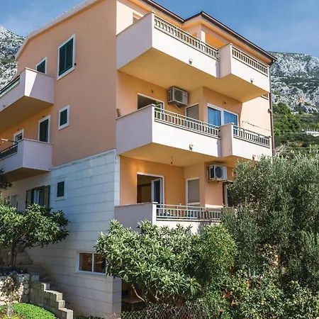 Three-bedroom In Apartman Makarska