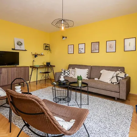 Apartamento Stunning In With Kitchen