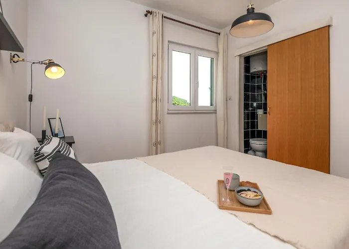 Three-bedroom In Apartman Makarska