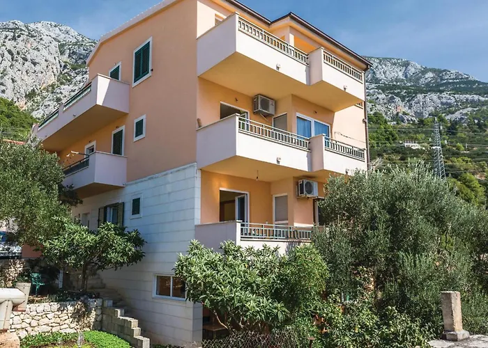 Three-bedroom In Διαμέρισμα Μακάρσκα