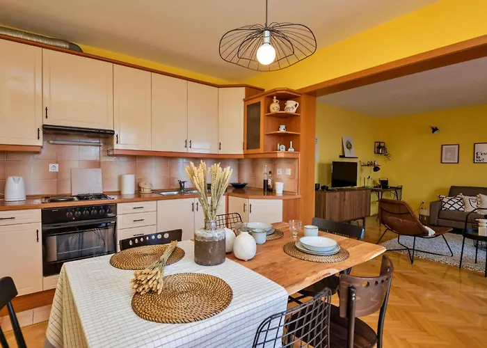 Three-bedroom In Διαμέρισμα *