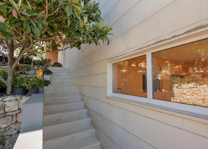 Three-bedroom In Apartman Makarska