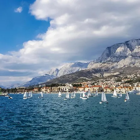 Three-bedroom In Lägenhet Makarska